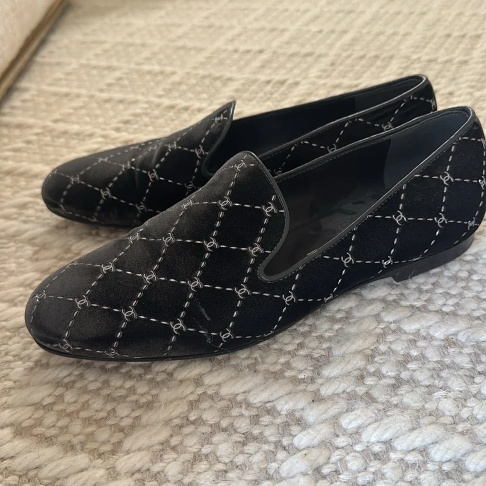 CHANEL - Women’s Grey Velvet Quilted CC Logo Loafers Slippers - Size: 37.5